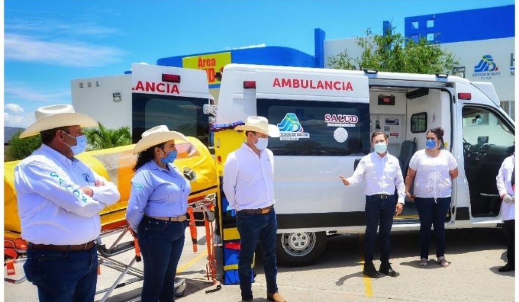 Tras insistir en que en la entidad duranguense la salud seguirá siendo la prioridad de las autoridades estatales, el gobernador José Rosas Aispuro Torres entregó en esta ciudad una ambulancia y equipo médico. (CORTESÍA) 
