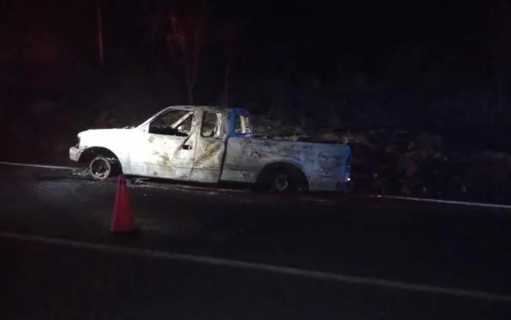 En la carretera a Saltillo, a la altura del poblado El Ancón, municipio de Ixtlahuacán del Río, fue localizada una camioneta pick up en llamas.
(ESPECIAL)