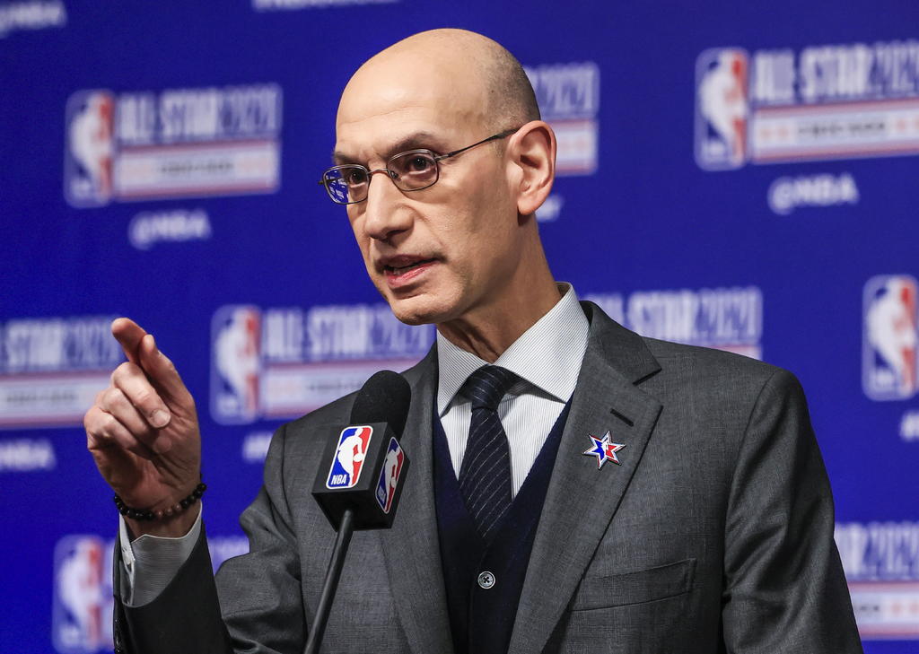 Adam Silver, comisionado de la NBA, sostendrá una junta virtual en la cual presentará el proyecto para reiniciar la temporada con 22 equipos. (ARCHIVO)