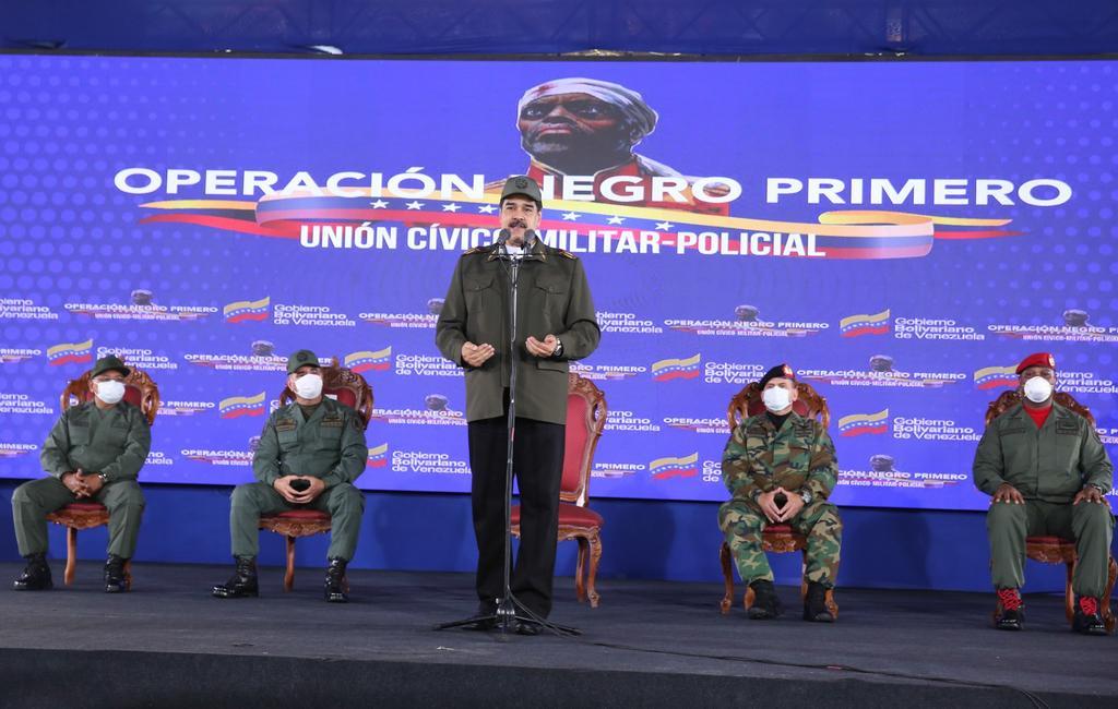 El presidente Nicolás Maduro aseguró hoy que se están reagrupando grupos de mercenarios y paramilitares en campamentos en Colombia, bajo supervisión de Iván Duque, con la intención de preparar nuevas incursiones armadas contra Venezuela. (ARCHIVO)