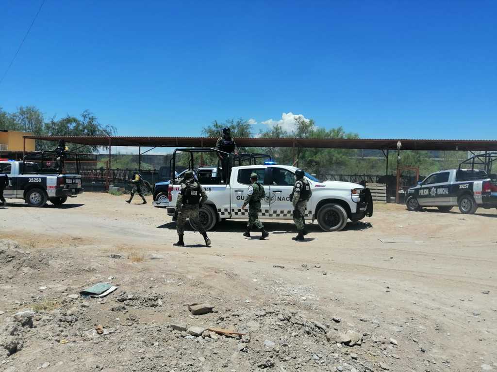 Autoridades detienen a tres con 100 dosis de droga en el ejido Ignacio Allende de Torreón. (EL SIGLO DE TORREÓN)