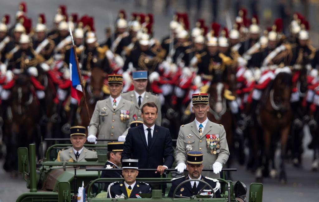 El ejército francés no desfilará este año por la Avenida de los Campos Elíseos en el Día de la Bastilla. (ARCHIVO) 