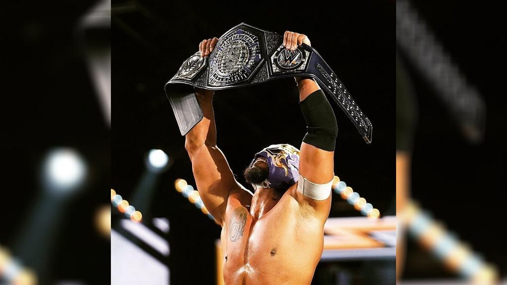 El luchador mexicano Hijo del Fantasma logró su primer gran triunfo al proclamarse nuevo campeón interino Crucero de NXT luego de imponerse a Drake Maverick. (ESPECIAL)