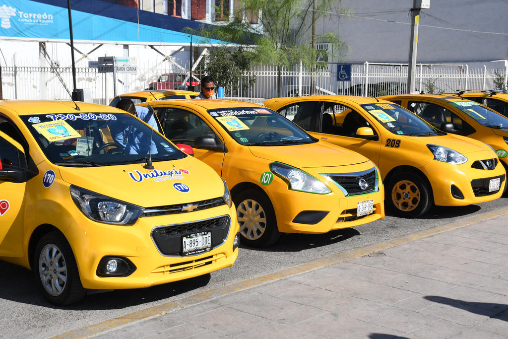 El acuerdo abarca siete líneas de taxis, mismas que se han comprometido a colocar calcomanías en sus vehículos para que sean identificados por los empleados del sector salud. (FERNANDO COMPEÁN)