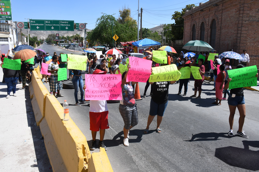 Los manifestantes se concentraron en el bulevar Revolución y a la salida del Puente Plateado. Los conductores que circulaban tuvieron que maniobrar de reversa hasta regresar a Gómez Palacio. (EL SIGLO DE TORREÓN)