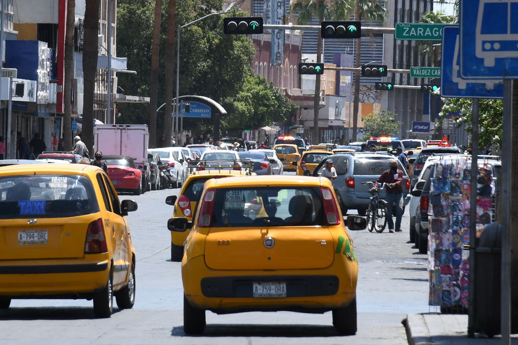 El gremio de taxistas en Torreón detalló las afectaciones económicas que han tenido a raíz de la pandemia del COVID-19. (FERNANDO COMPEÁN)