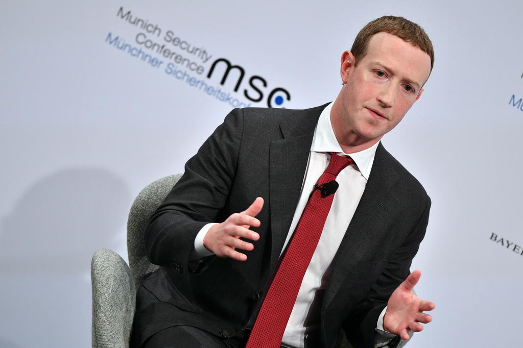 El cofundador y consejero delegado de Facebook, Mark Zuckerberg, defendió la decisión de no tomar ninguna medida respecto a un polémico mensaje del presidente de EUA, Donald Trump, compartido en la red social. (ARCHIVO) 