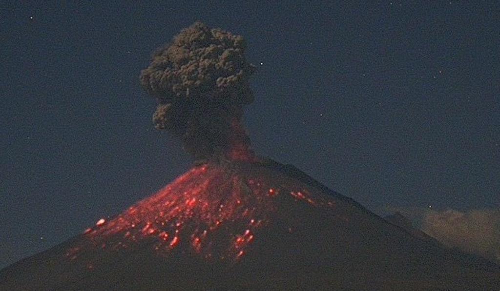 A través de redes sociales, se difundieron diversas imágenes de la explosión registrada en el enorme cráter volcánico (CAPTURA) 