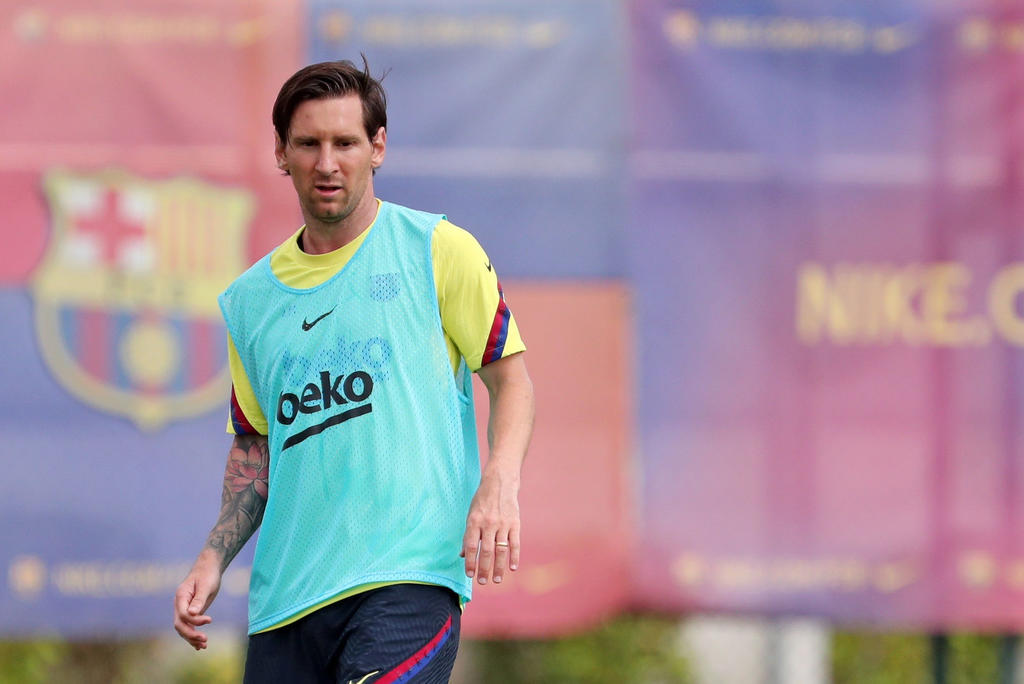 El club informó que Messi tiene una dolencia en el muslo derecho y realiza ejercicios para evitar riesgos innecesarios a tan solo ocho días que el conjunto catalán retoma la defensa de su título. (ARCHIVO)