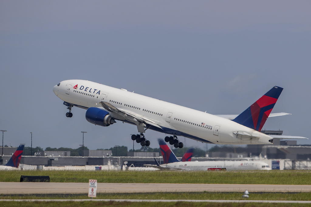 La aerolínea estadounidense Delta informó este viernes de su decisión de continuar bloqueando la selección de los asientos centrales de la cabina hasta por lo menos el 30 de septiembre como medida de prevención ante la pandemia del COVID-19. (ARCHIVO)