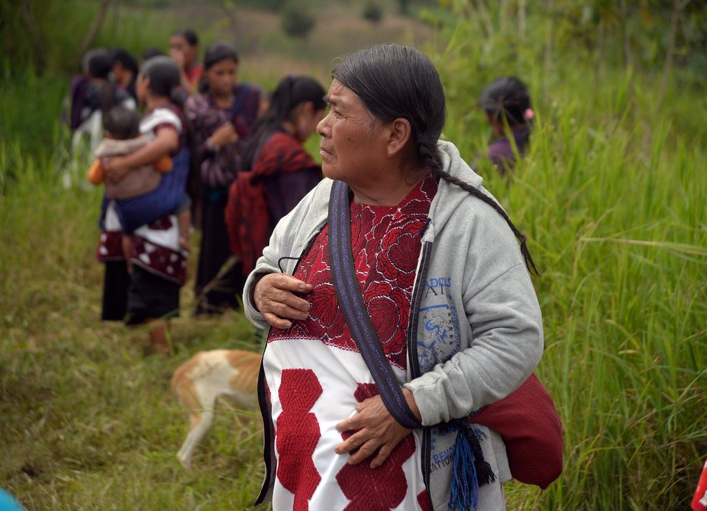  Un grupo de indígenas desplazados del ejido Puebla, ubicado en el municipio de Chenalhó, Chiapas, bloqueó el kilómetro 46 de la autopista Tuxtla Gutiérrez-San Cristóbal de Las Casas a menera de protesta, para exigir atención a sus demandas. (ARCHIVO)
