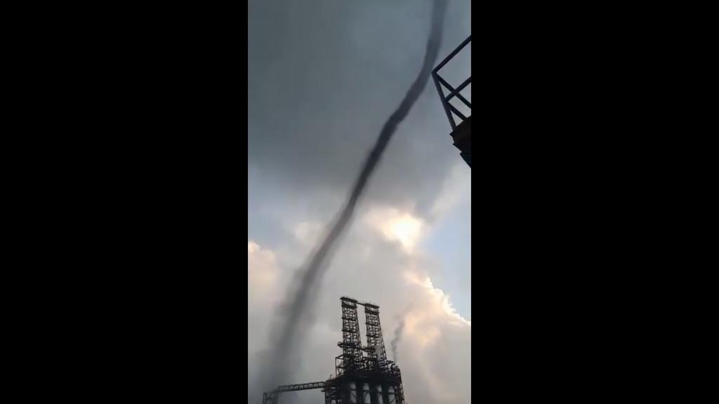 Un presunto tornado de color negro, fue captado en las inmediaciones de la refinería Francisco I. Madero de Petróleos Mexicanos (Pemex) en Ciudad Madero, Tamaulipas. (CORTESÍA)