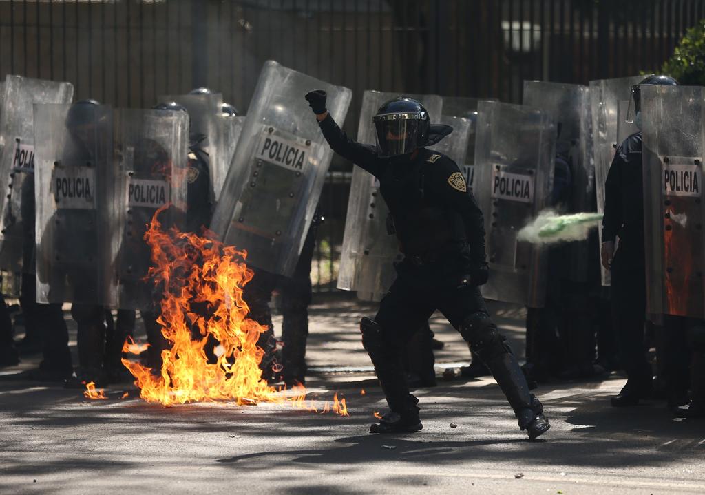 Luego de la manifestación que se registró en Paseo de la Reforma y en la zona de Polanco, contra la violencia policial en Estados Unidos y Jalisco, hasta el momento se reportan tres policías heridos -dos hombres y una mujer- además de un civil. (AGENCIAS)