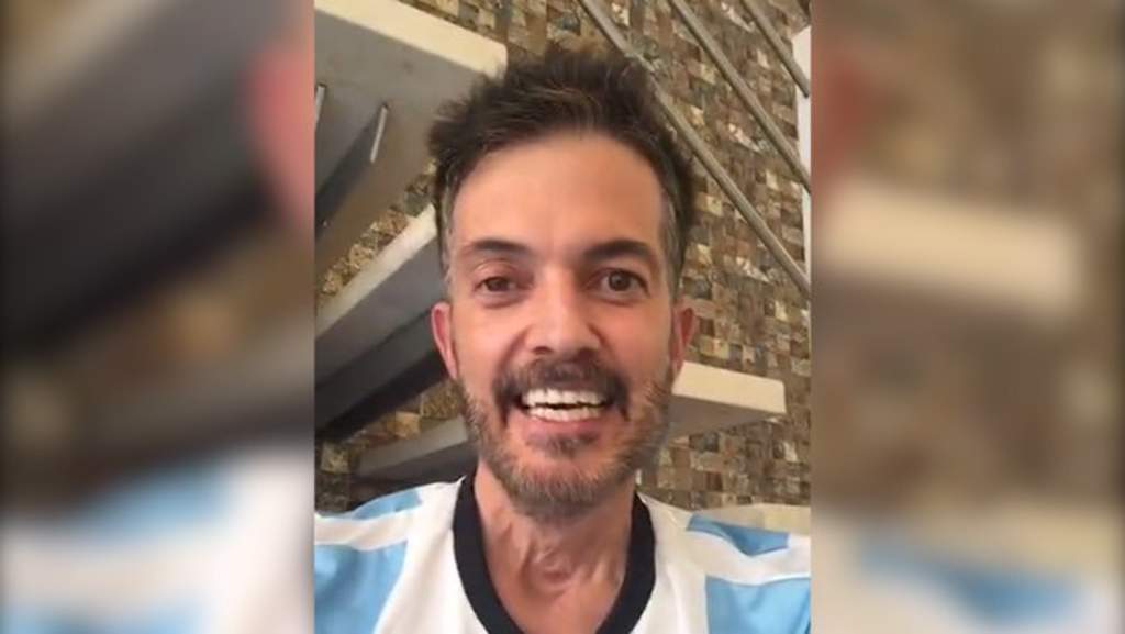 El conductor argentino, radicado en México, Fernando del Solar, preocupó a sus seguidores debido a su apariencia poco saludable, luego de haber realizado una transmisión en vivo en redes sociales. (ESPECIAL) 