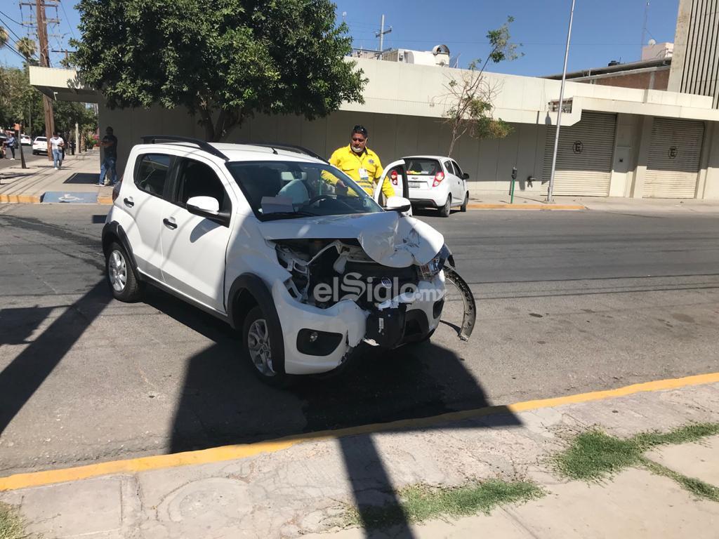 Daños de consideración registró un accidente en el que participaron dos vehículos. Ambos conductores alegan luz verde en el semáforo. (ARCHIVO)