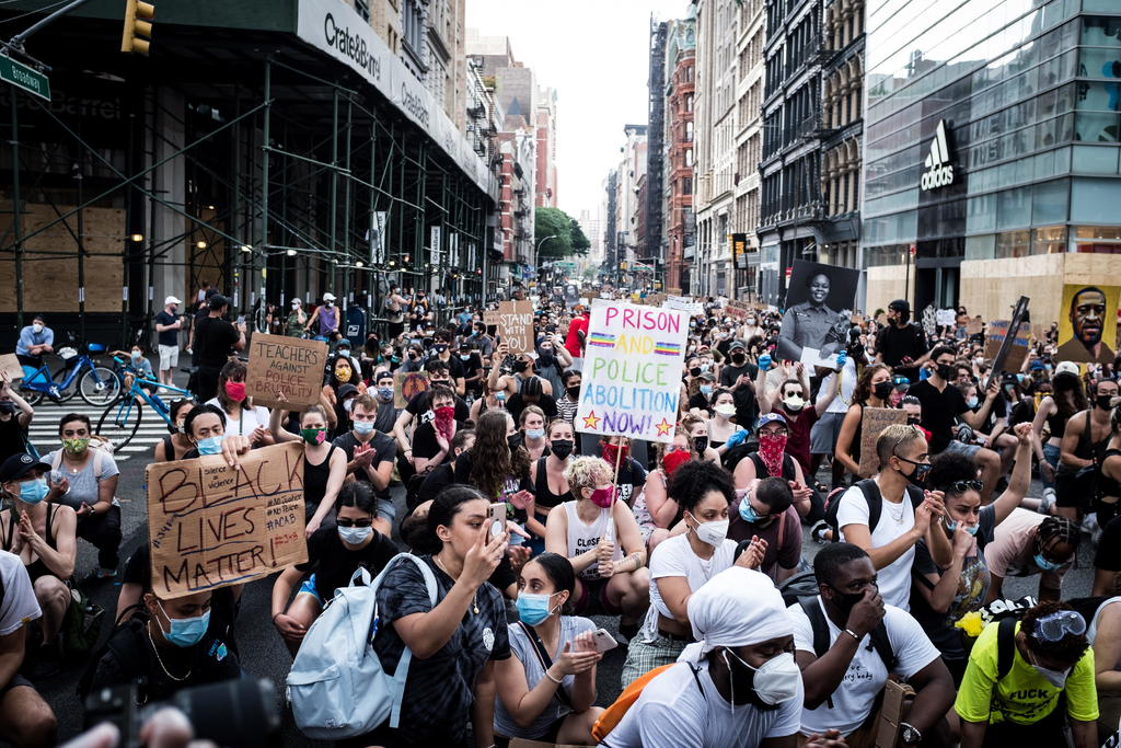 Miles de personas se manifestaron este sábado en Nueva York, tras el toque de queda en Brooklyn, para expresar de nuevo su rechazo a la muerte con tintes racistas de George Floyd a manos de la policía. (ARCHIVO)