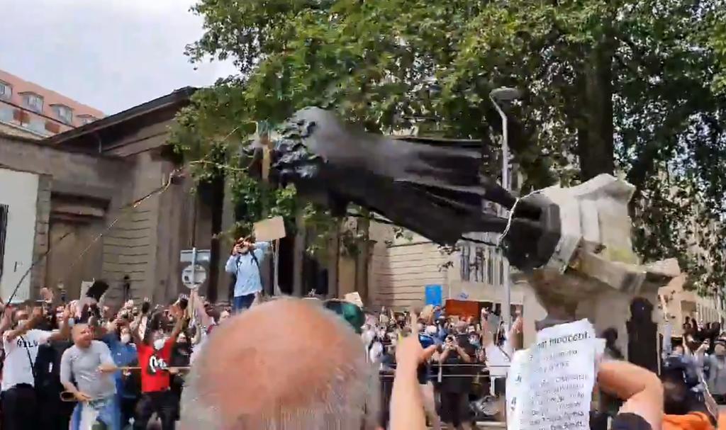 Cientos de manifestantes en la suroccidental ciudad inglesa de Bristol derribaron y lanzaron al río Avon la estatua del traficante de esclavos Edward Colston, como parte de las protestas en contra de la violencia racial en el mundo. (ESPECIAL) 