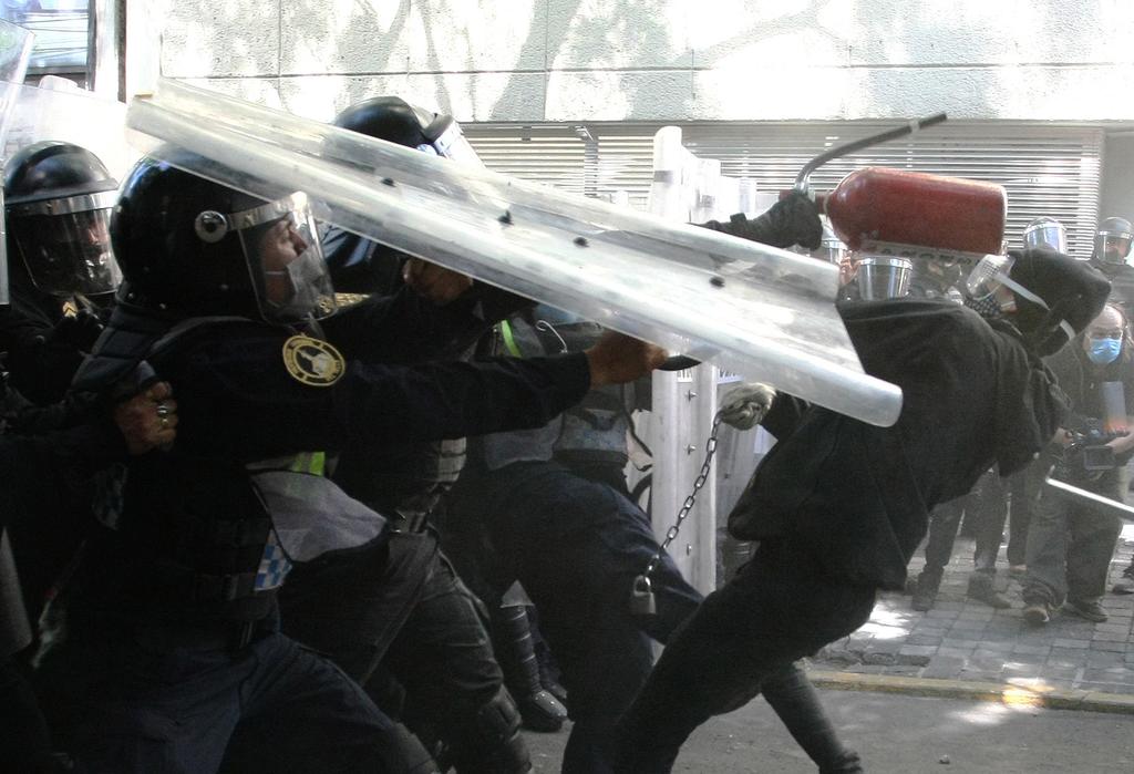 Dos policías de la Ciudad de México ya fueron remitidos al Ministerio Público y trasladados al Reclusorio por su presunto abuso de autoridad durante la marcha la del viernes. (ARCHIVO)