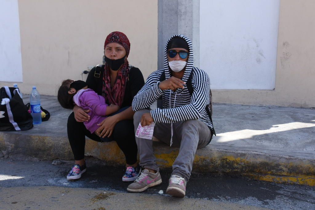 Los migrantes y sus niños, que deambulan por las principales calles de Coahuila ese al riesgo de contagio por COVID-19.