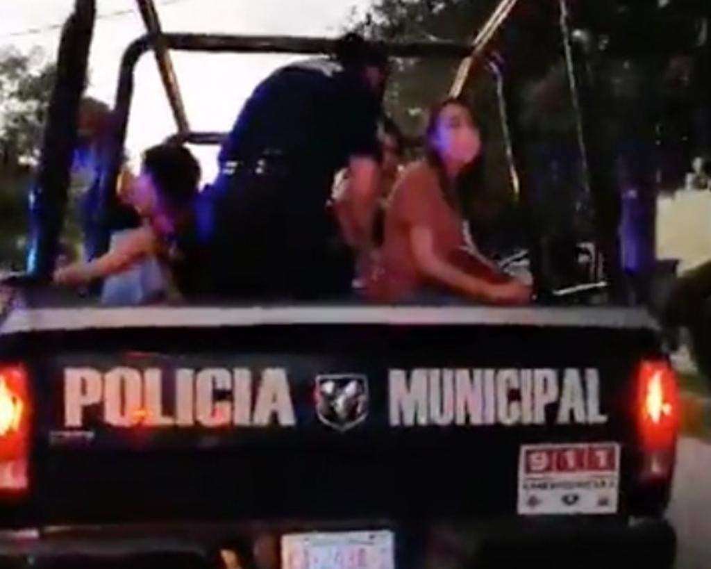 Mediante redes sociales se dieron a conocer algunos videos en dónde se muestra la detención de varios manifestantes que se encontraban en la Plaza Mayor de Torreón. (ARCHIVO)