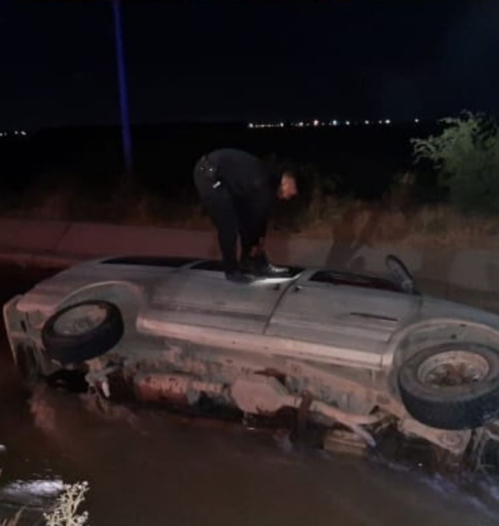 Localizan camioneta chocada dentro de canal de riego en Francisco I. Madero; fue llevada al corralón municipal. (EL SIGLO DE TORREÓN)