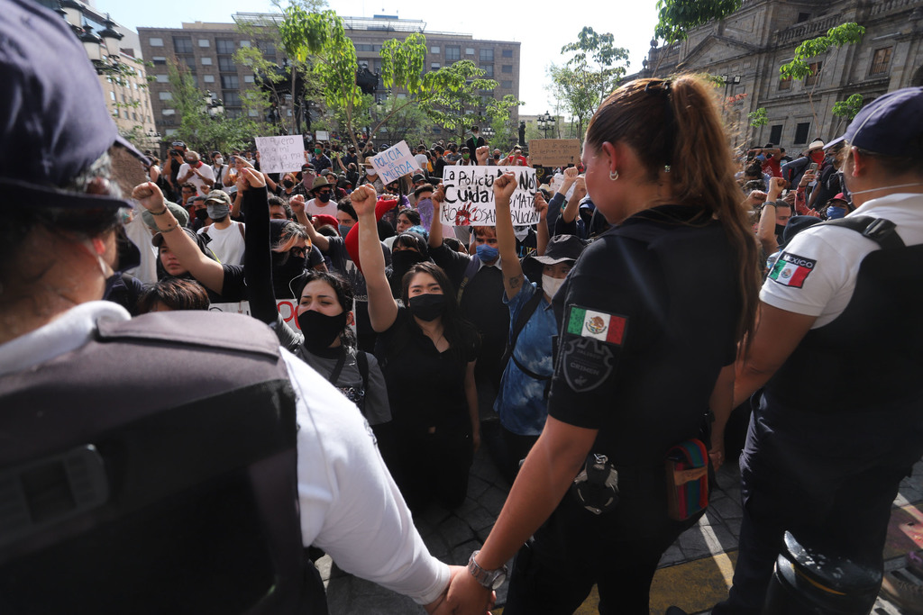 Marcha. El grupo de personas que se manifestó en Guadalajara utilizó el tema de Gimme the Power para exigir justicia.