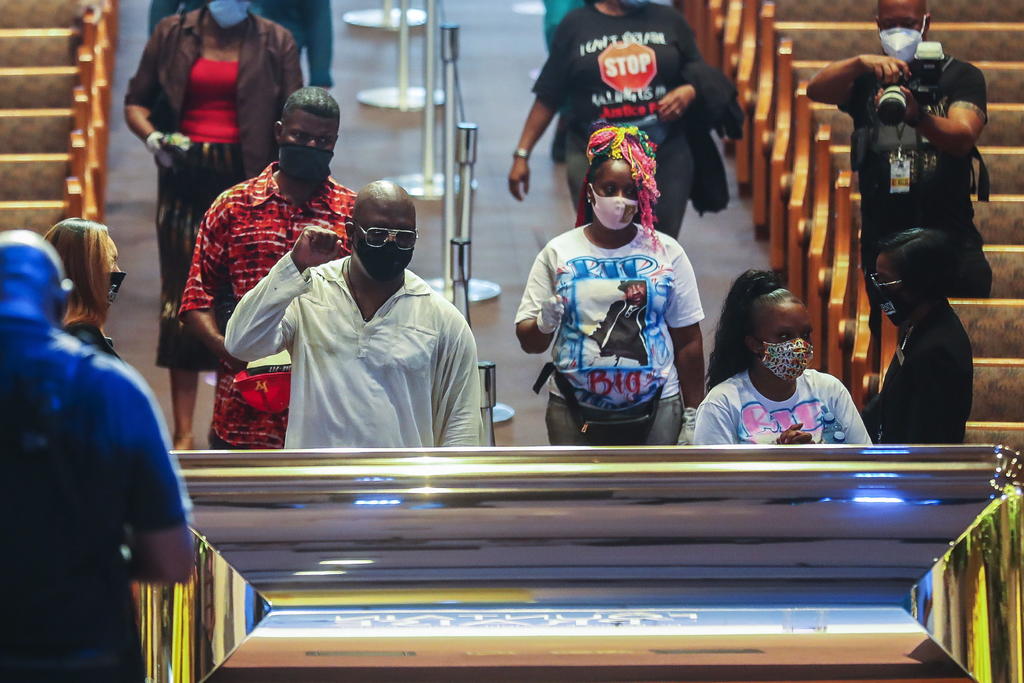 El cuerpo de George Floyd llegó a una iglesia de Houston el lunes para el último funeral público del afroestadounidense cuya muerte a manos de un policía de raza blanca en Minneapolis desató protestas en todo el mundo. (ARCHIVO) 
