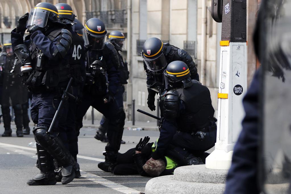 El ministro francés del Interior, Christophe Castaner, anunció este lunes la prohibición de la polémica práctica del estrangulamiento como técnica de detención policial. (ARCHIVO) 