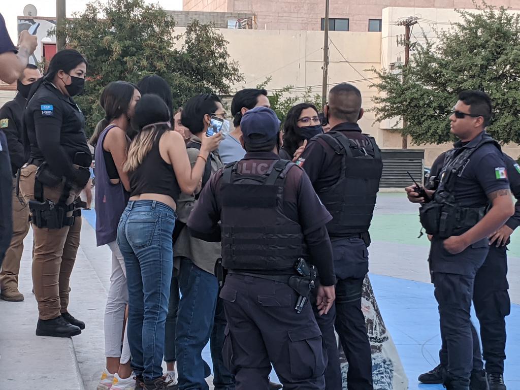 Al no encontrar respuesta positiva, los uniformados procedieron al arresto correspondiente según Código Penal de Coahuila y el Reglamento para Regular el Grafiti en Torreón, sin embargo 'hubo resistencia'.
(ESPECIAL)