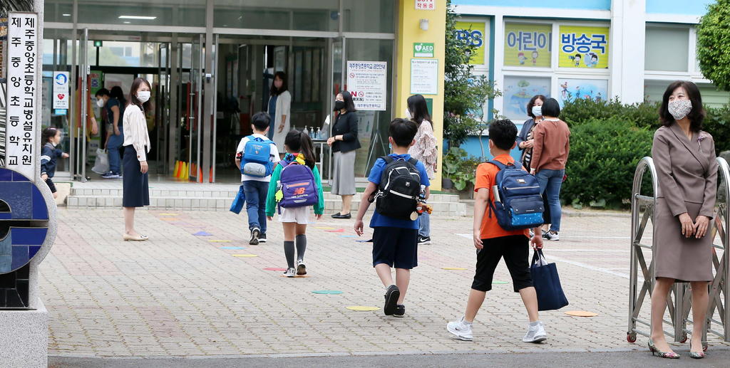 Corea del Sur completó este lunes su plan de regreso a clases con el último grupo de estudiantes de vuelta a las aulas, a pesar de las preocupaciones por una segunda oleada de infecciones de coronavirus. (ARCHIVO) 