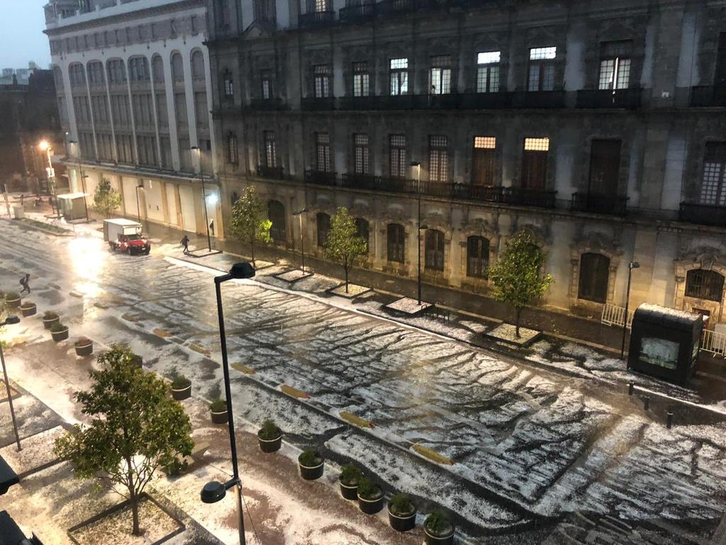 La Ciudad de México activó la alerta naranja y amarilla en nueve alcaldías por las tormentas y el granizo que se precipitaron la noche de este lunes 8 de junio. (TWITTER)