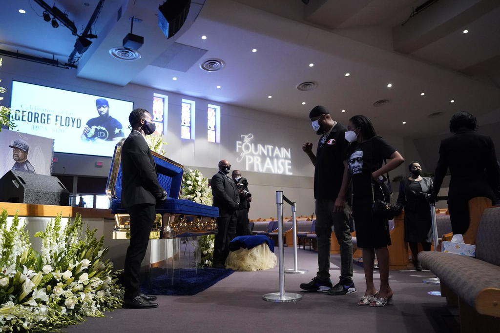 Más de seis mil personas se presentaron este lunes en la iglesia The Fountain of Praise en Houston para despedir al ciudadano afroamericano George Floyd, quien murió el 25 de mayo bajo custodia policial en Minneapolis. (EFE)