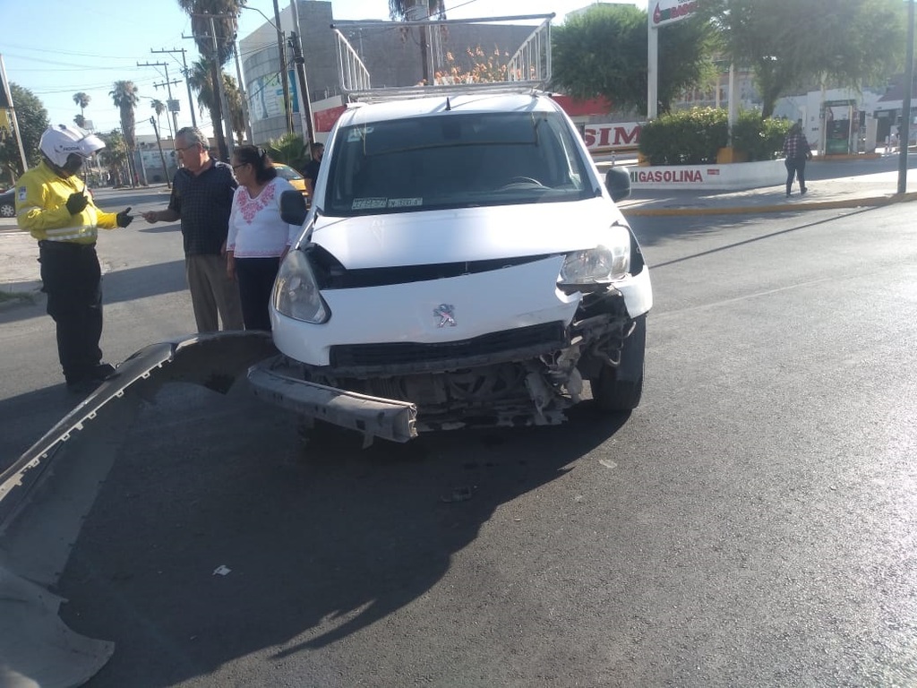 Se impactan autos en el Centro de Torreón; hay una joven herida. (EL SIGLO DE TORREÓN)