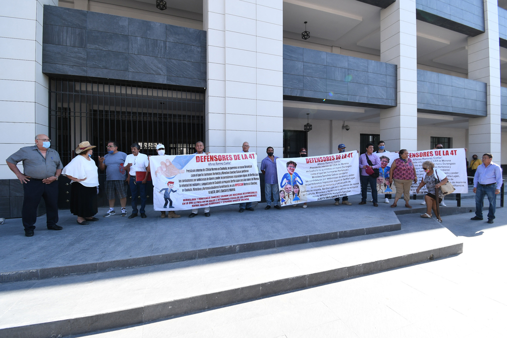 Un numeroso grupo de simpatizantes acompañaron a Gerardo Orozco y Rafael Macías en su huelga. (FERNANDO COMPEÁN)