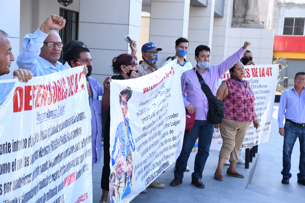 Los manifestantes criticaron la designación de Hortensia Sánchez como secretaria responsable para el estado de Coahuila. (FERNANDO COMPEÁN)