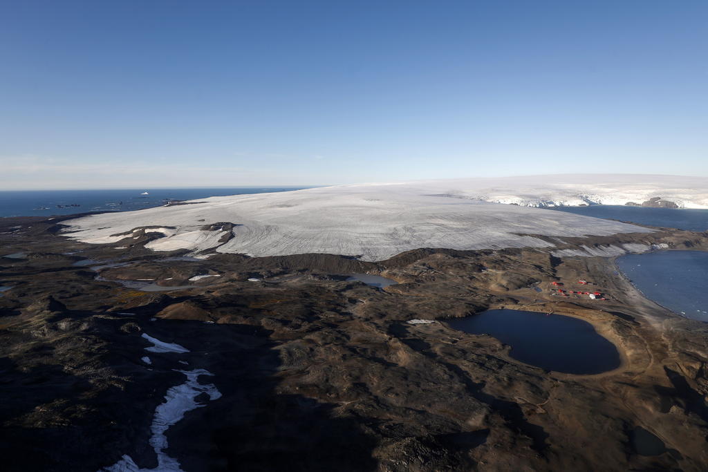 Científicos rusos han establecido las nuevas coordenadas del polo sur magnético de la Tierra durante una expedición a la Antártida. (ARCHIVO) 