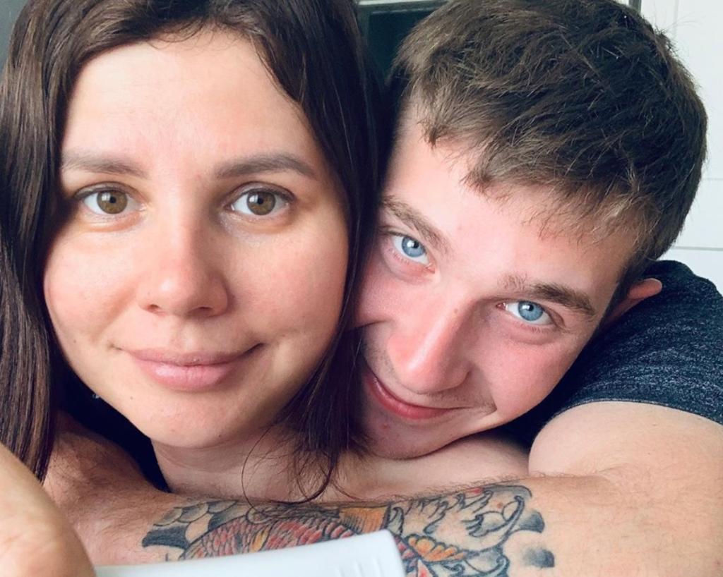 Por medio de redes sociales, la 'influencer' Marina Balmasheva, dio a conocer que está embarazada de su hijastro de 20 años, a quien crió desde que éste tenía 7 (CAPTURA)  