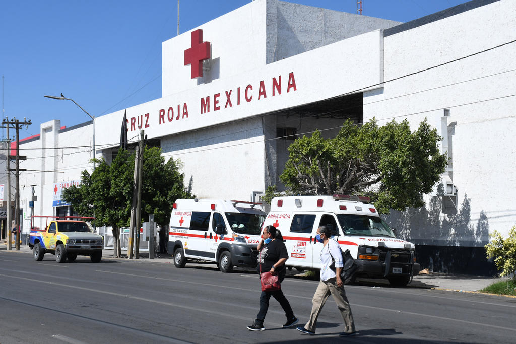 Hasta el lugar acudieron los paramédicos de la Cruz Roja de Torreón quienes hicieron todo lo posible por salvar la vida de Jorge, no obstante, tras varios intentos fallidos declararon su muerte de manera oficial. (ARCHIVO)