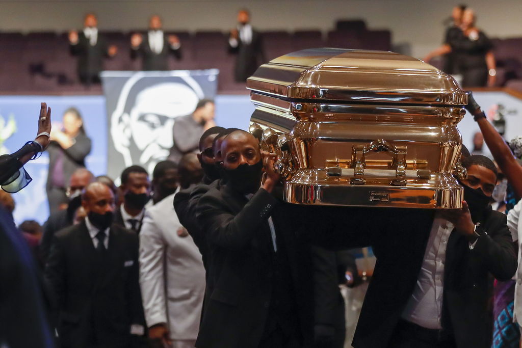 Familiares, amigos y líderes comunitarios asistieron en Houston al funeral de George Floyd. (EFE) 
