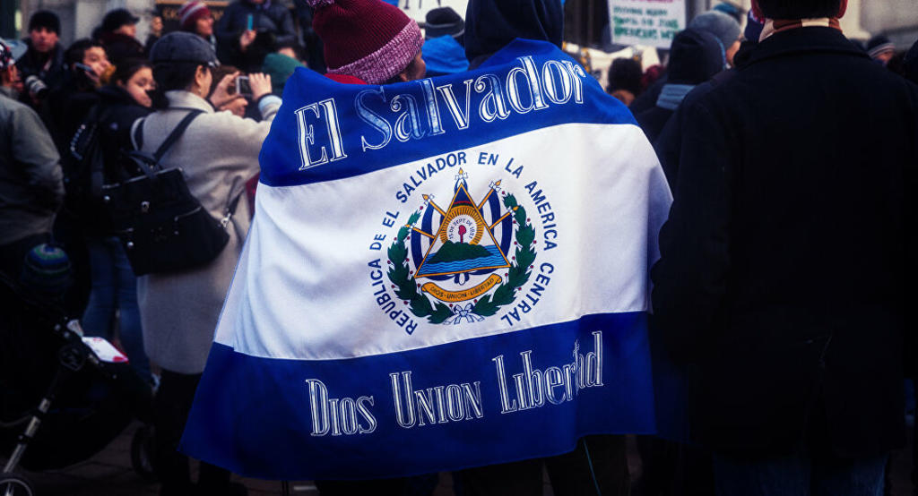 La menor, a la que sólo identifican como GYJP, llegó sola a la frontera de EUA huyendo de las pandillas que habían hecho que su madre, una expolicía, tuviera que dejar El Salvador cuando se negó a cooperar con el grupo. (INTERNET) 