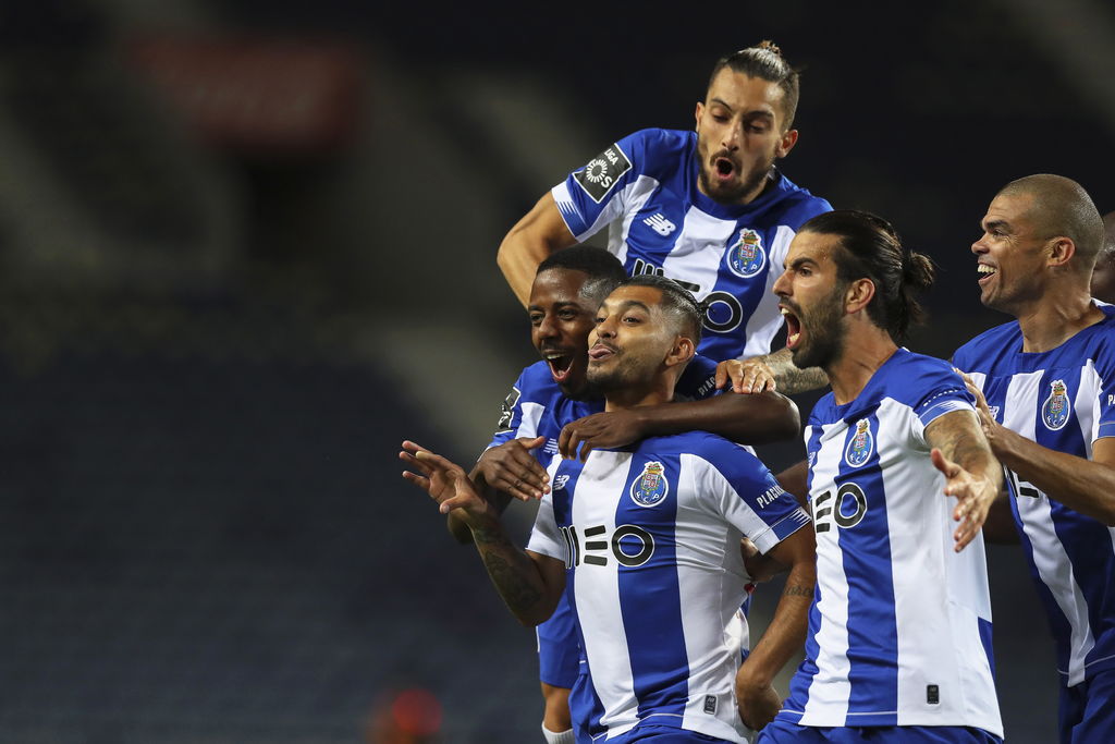 El mediocampista azteca, celebra con sus compañeros del Porto, luego de anotar el único gol del encuentro ante Marítimo en los primeros minutos. (EFE)