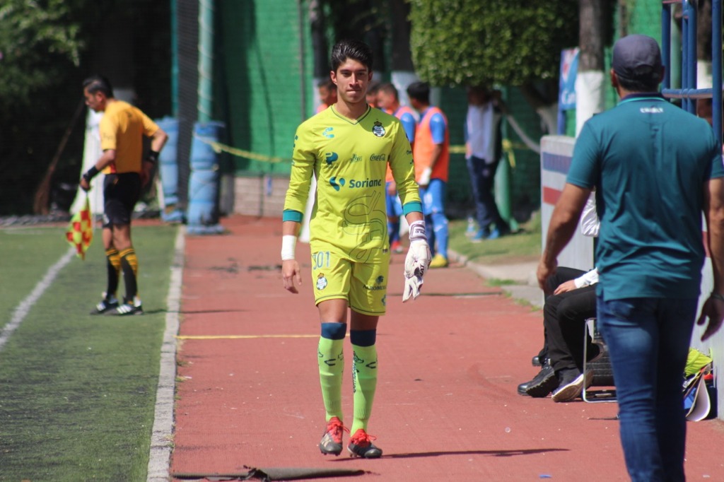 Formado en fuerzas básicas santistas, Héctor aprende cada día de Jonathan Orozco y Carlos Acevedo. (ESPECIAL)