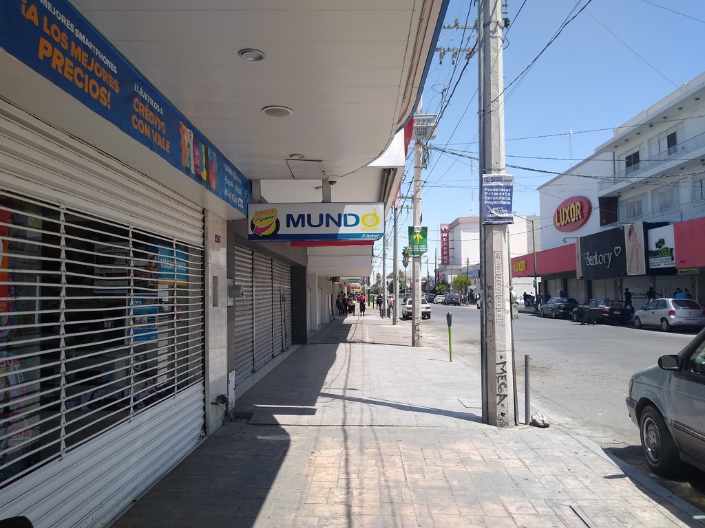 Sobre la avenida Victoria del municipio de Gómez Palacio disminuyó la afluencia vehicular y el tránsito de peatones.