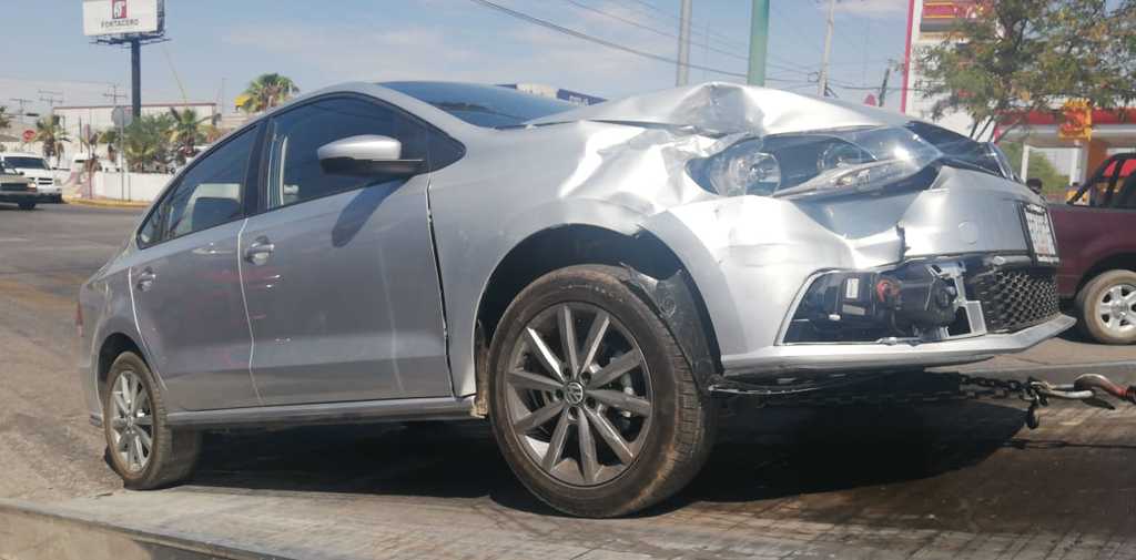 Un automóvil Volkswagen Vento presuntamente no respetó la preferencia y provocó el accidente. (EL SIGLO DE TORREÓN)
