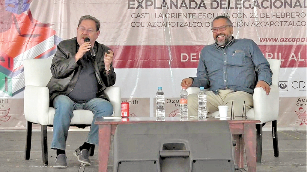 Paco Ignacio Taibo II (i) públicamente ha dicho que le llamó fuertemente la atención a Nahúm Montt (d), pero a través de mensajes privados se contradecía.