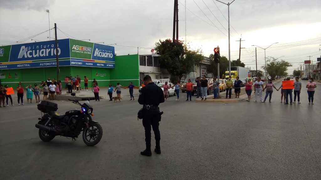 Agentes de Tránsito y Vialidad y la Policía Municipal de Torreón acudieron al lugar del bloqueo. (PRIMITIVO GONZÁLEZ)