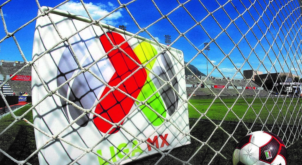 Después de una inactividad de más de cuatro meses por la pandemia de coronavirus, el futbol mexicano regresará a las canchas a fines de julio. (ARCHIVO)