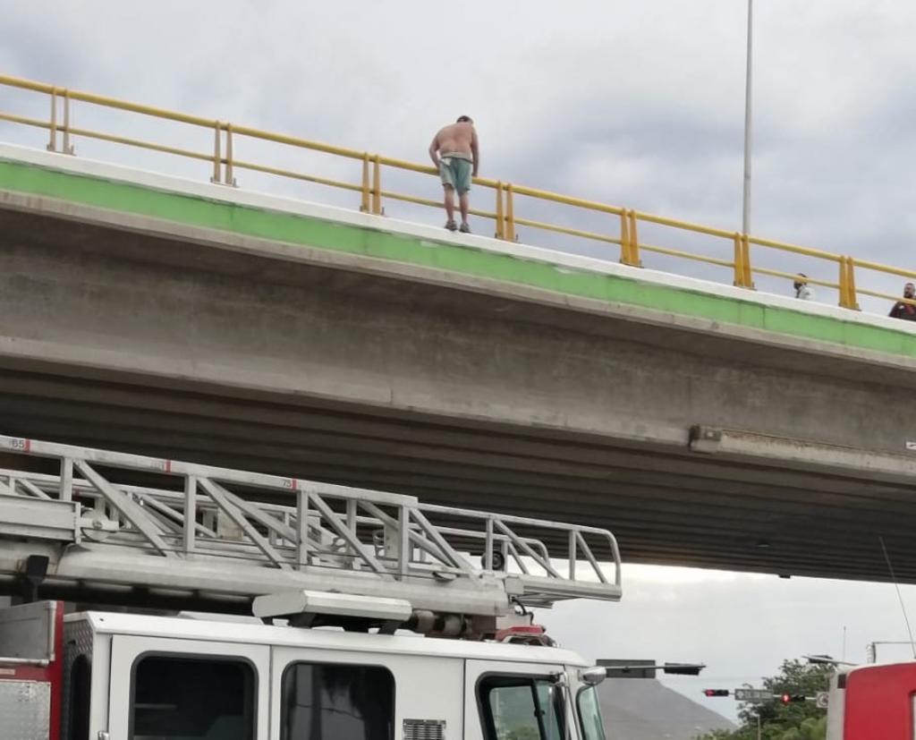 Amenazó con lanzarse de lo alto del puente San Isidro, en el Periférico de Lerdo, pero fue convencido por personal de Protección Civil y desistió. (EL SIGLO DE TORREÓN)