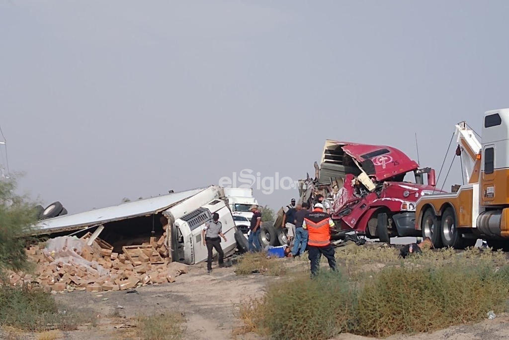 La tarde de hoy jueves 11 de junio, se registró un accidente en la autopista Saltillo-Torreón, con dirección al municipio lagunero, donde un tráiler volcó. (EL SIGLO DE TORREÓN)