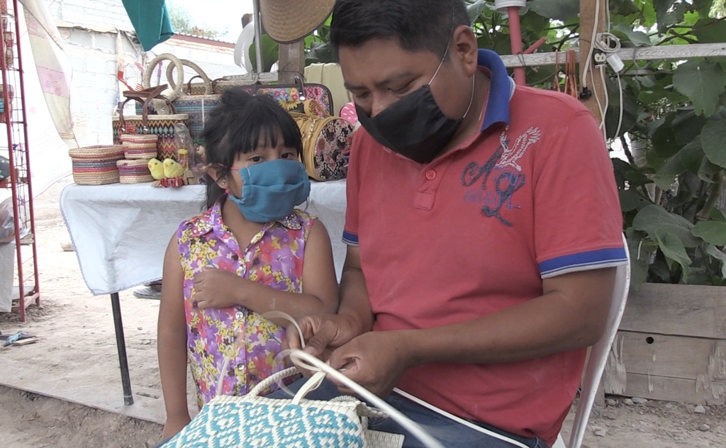 HERENCIA. Gerardo trata de compartirle sus conocimientos a su hija.